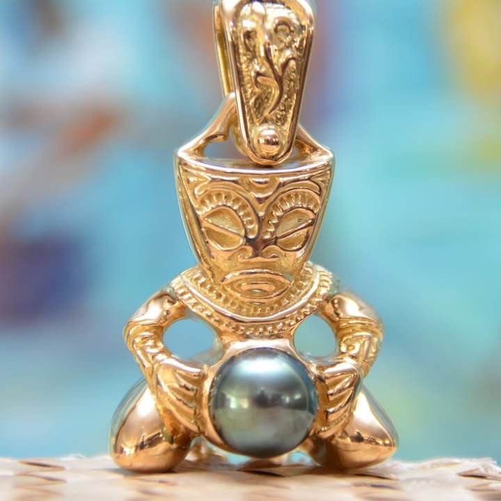 Pendentif tiki en or avec perle noire